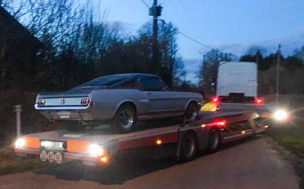 The first photo taken in France: Rudy’s fastback still in its drag-oriented configuration, resting on a transporter just after arriving from the USA.