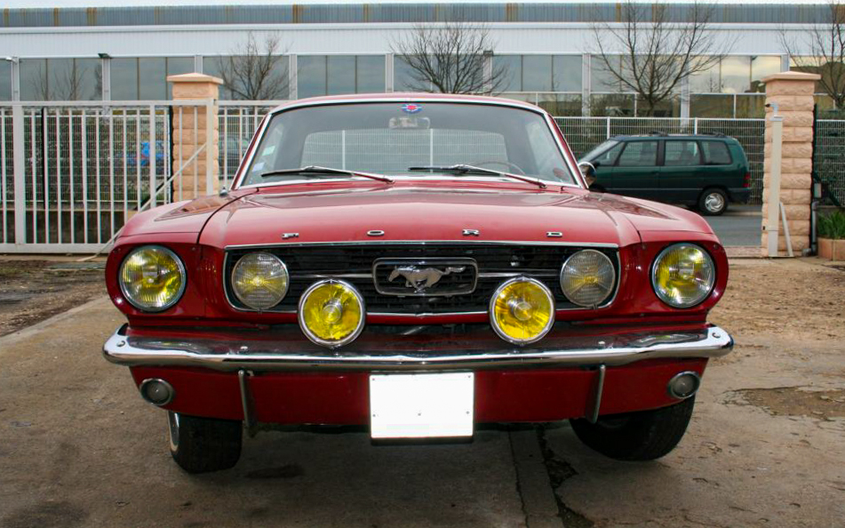 Front view of a Mustang GT 1966 Export with Marchal fog lights