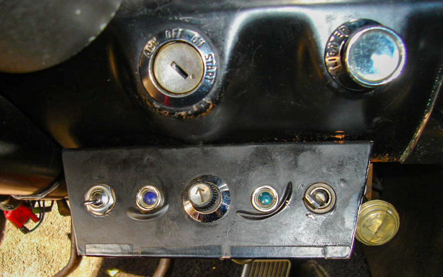 Export-specific lighting controls, mounted under the ignition switch.